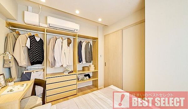 ＊オープンクローゼットを備えた洋室＊（家具・小物等は付属しておりません）
