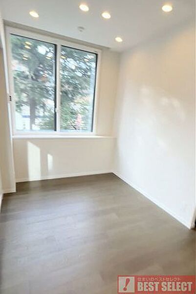 ＊リビングから続き間の明るい洋室約5.9帖＊