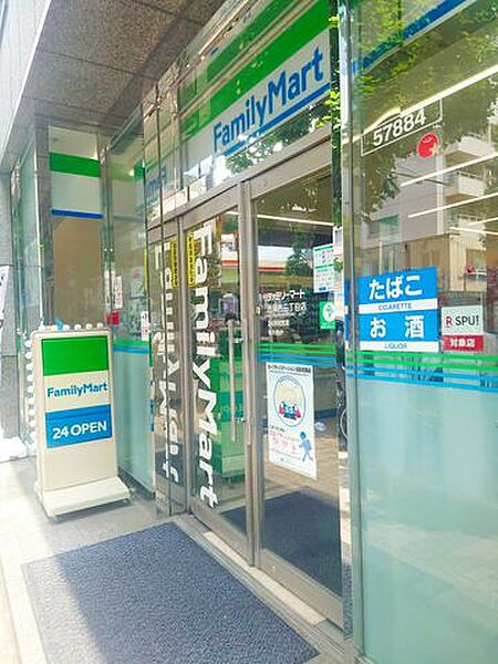 ファミリーマート西麻布三丁目店 徒歩2分 130m