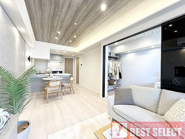 ＊明るい光と心地よい風が舞い込む6階部分の西向き住戸＊（家具・小物等は付属しておりません）