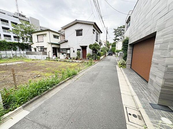 低層住居専用地域の為、開放感あるひらけた街並み