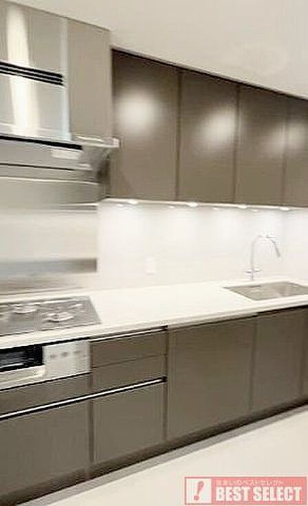 ＊機能性と収納力を備えたシステムキッチン、家事導線の良い2WAY仕様の独立型＊