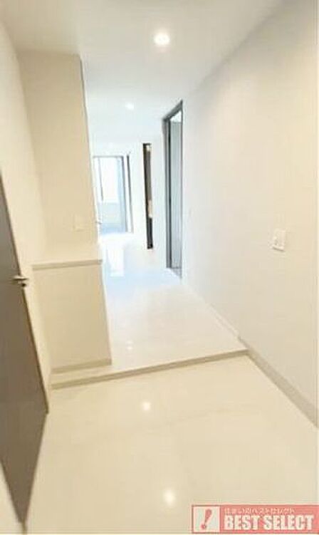 ＊天井高の玄関収納とカウンターを配置し、煩雑になりがちな玄関周りをすっきり整頓＊