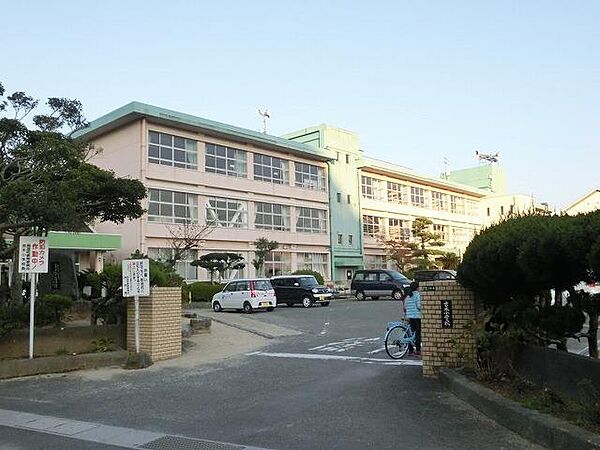 画像17:岡垣町立吉木小学校(360m)