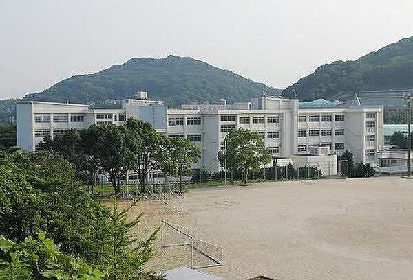 画像13:水巻町立水巻中学校(1、280m)