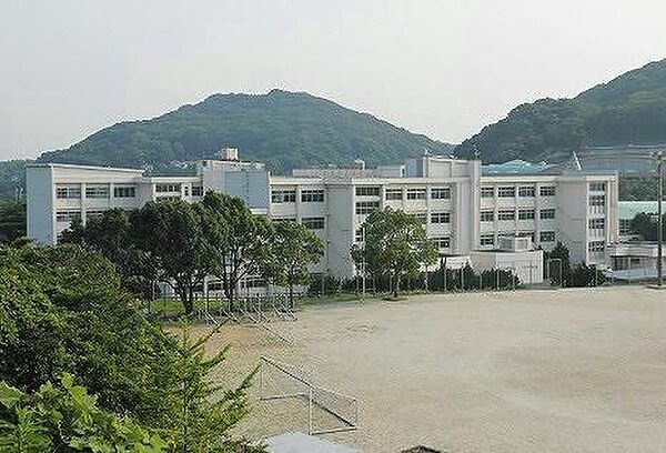 画像15:水巻町立水巻中学校(1、570m)