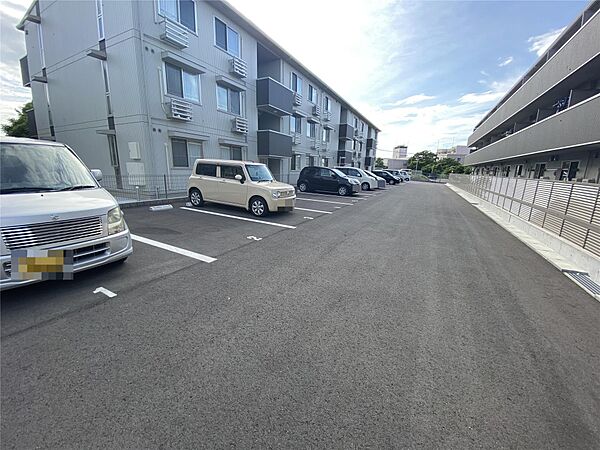 画像15:駐車場