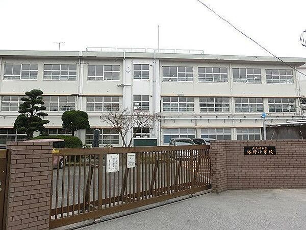 画像26:塔野小学校(560m)