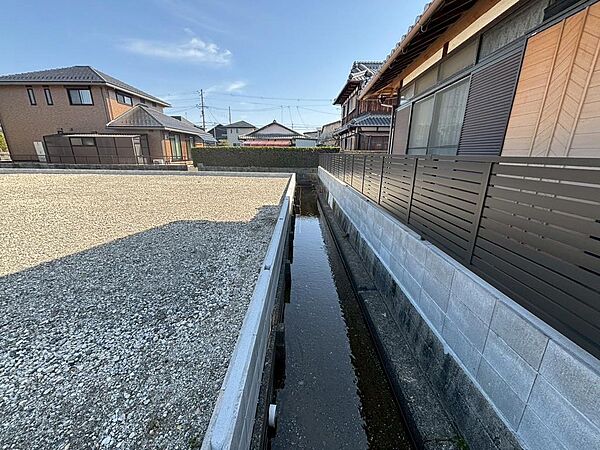 【現地写真】■南側水路■隣家との距離が空くためプライバシーの確保や音のトラブルが起こりにくいです