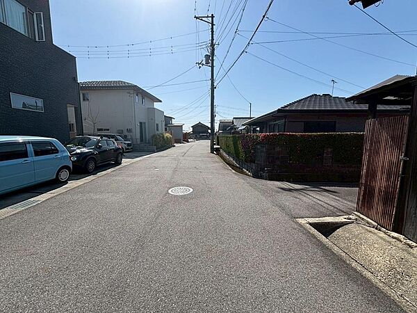 【周辺道路】■前面道路の手前に位置する道路です■右に曲がると敷地へ続く進入路につながります