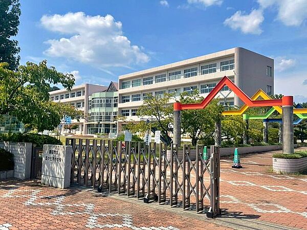 豊田市立五ケ丘東小学校 475m