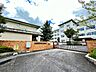 周辺：井郷中学校（井上・四郷小学校より進学）特別支援学級あり。校内の飲食店から使用済みの割り箸を回収し、洗って乾燥させ製紙工場へ持ち込んで紙へとリサイクルする割り箸隊活動を続けています。 780m
