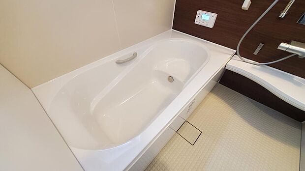 弊社施工事例　ユニットバス　保温浴槽で快適さと省エネを両立。浴室換気暖房乾燥機付きでいつまでも快適に。※イメージの為実際と異なる場合があります。