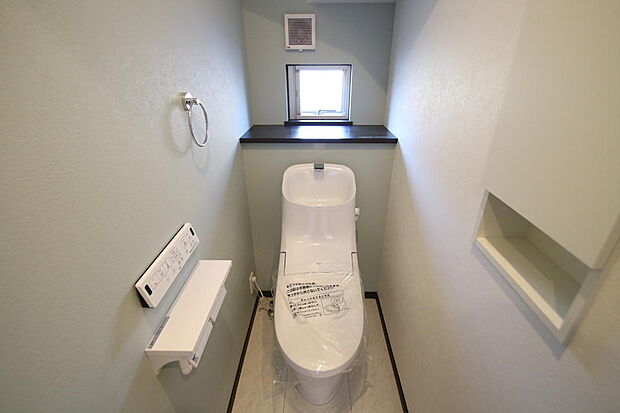 弊社施工事例　トイレ　フチなし構造の節水型トイレでお掃除楽々。※イメージの為実際と異なる場合があります。