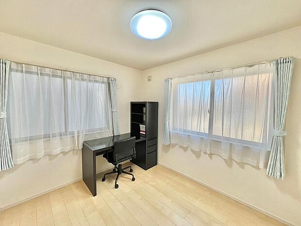 1階5.25帖の洋室は、来客用・テレワーク用と活用方法は様々。2面採光で解放感のある居室です。