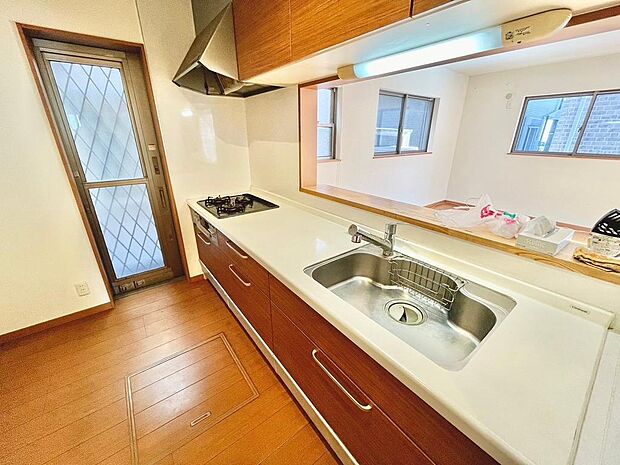 人造大理石の天板は広く、使いやすいキッチンスペースです。シンクはステンレスタイプでお掃除のしやすい奥様目線の作り♪