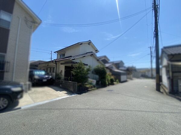 前面道路を含む外観