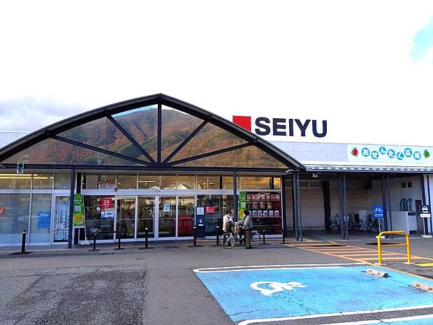 西友戸倉店(徒歩15分)