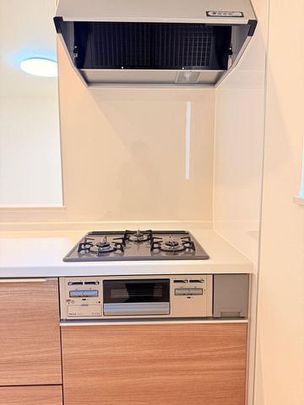 3口コンロとグリルで効率よくお料理できます♪