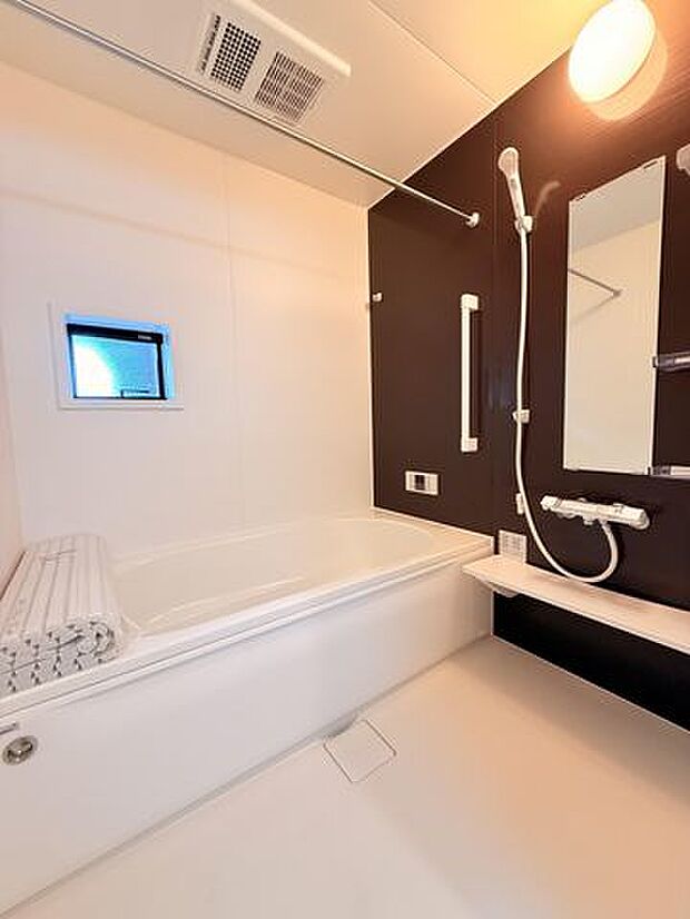 窓付きの浴室で清潔感◎快適なバスタイムをお過ごしいただけます♪