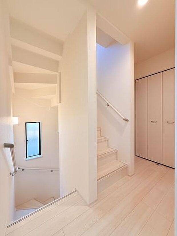 階段には手すりを設置。安心して昇降できます!