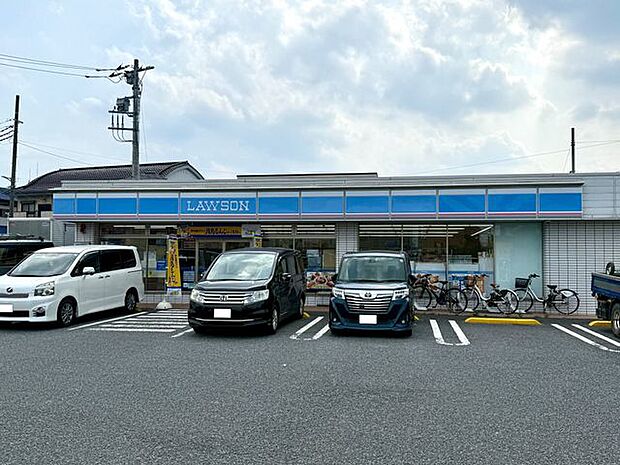 ローソン川口安行小山店 徒歩10分。 770m