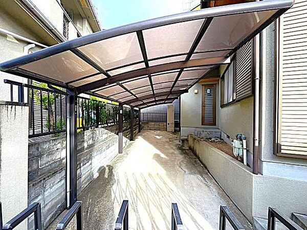雨の日も安心、大型カーポート有