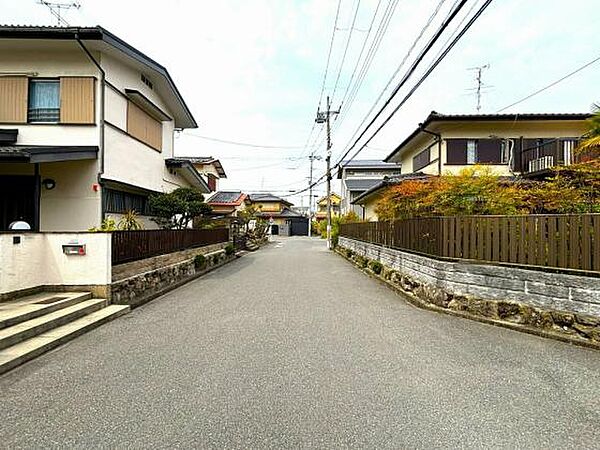 西側 前面道路