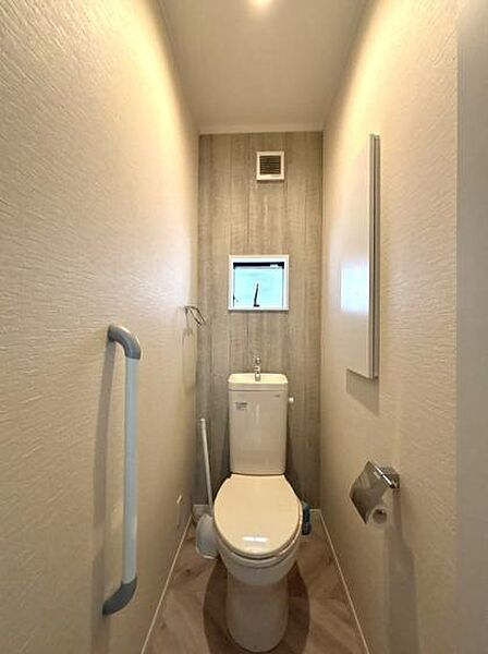 トイレ1階2階に有！落ち着いた雰囲気のトイレは、温水洗浄便座付きで毎日快適にお使いいただけます