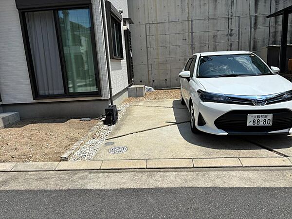 駐車スペース2台分（車種による）を確保した、ゆとりある敷地。