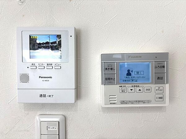 TVモニター付きインターホンを設置。来訪者を映像で確認でき、防犯面にも配慮された安心・快適な設備です。
