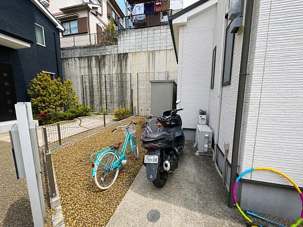 玄関横には、自転車やバイクを置ける便利なスペースを確保。