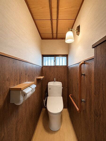 手すりを備えた使いやすいトイレは、小さなお子様からご年配の方まで安心して利用できます
