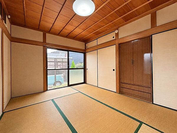 客間や寝室、お子様の遊び場など、多目的に活用できる落ち着きある空間です。