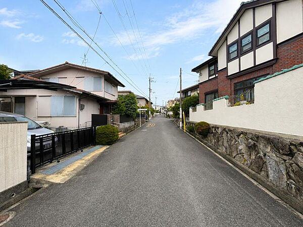 前面道路はゆとりのある幅員が確保されており、お車の通行や駐車もスムーズです。