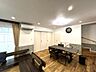 リビング/ダイニング：木の温もりを感じるフローリングと落ち着いた色合いの家具が調和したLDKです。