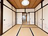 室内：続き間としても使える2間続きの和室。襖を開放すれば広々とした空間となり、ご家族の団らんや来客時にも便利です。