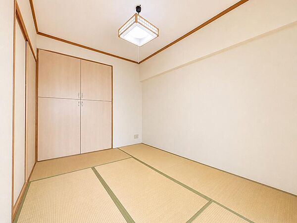 広々とした収納付きの和室です。リビングと繋がっており、使い勝手も良いです。