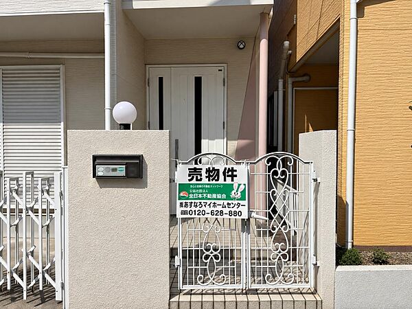 屋根付きで雨の日にも出入りしやすい玄関まわり。門扉を備え、道路から玄関までワンクッションある落ち着いた設計です。明るい色合いでまとめられた外観が、訪れる人をやさしく迎えてくれます。