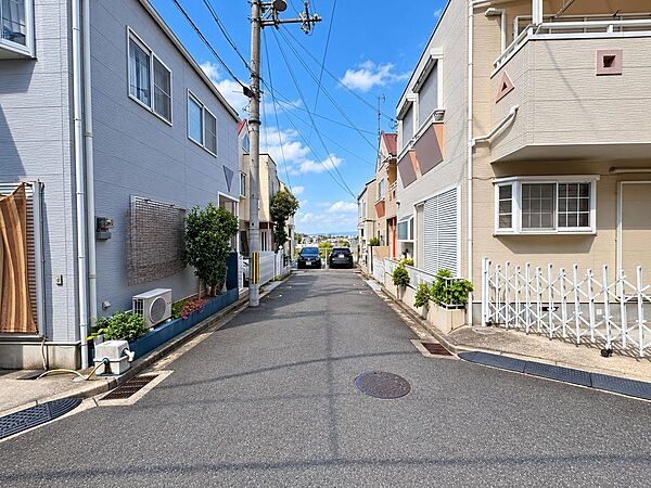 落ち着いた住宅街に位置し、周辺は戸建住宅が建ち並ぶ穏やかな住環境です。前面道路はすっきりと見通しがあり、開放感を感じられる街並み。車通りも比較的少なく、静かな暮らしをイメージしやすい立地です。