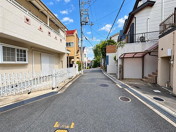 戸建住宅が建ち並ぶ、落ち着いた雰囲気の前面道路。道路は比較的すっきりとしており、見通しの良さも感じられます。穏やかな街並みが広がり、静かな住環境を重視される方にも魅力的な立地です。