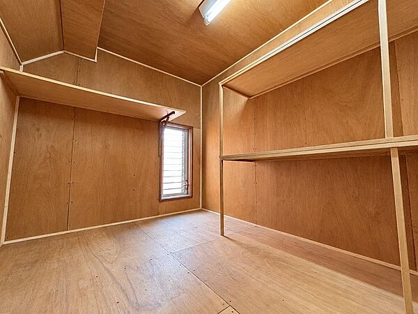たっぷり収納できる便利な小屋裏収納。季節家電やアウトドア用品、思い出の品など、普段使わない荷物をまとめて保管できます。棚も設けられており、住空間をすっきり保つのに役立つうれしい収納スペースです。