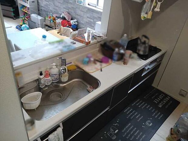 大容量シンクに食洗機付きのキッチン。横にはオープンタイプのパントリー付きで動線良好です。