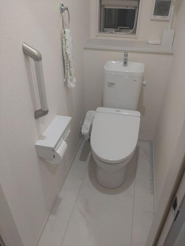 玄関とLDKの間にあり使いやすい動線のトイレはウォシュレット機能付き。