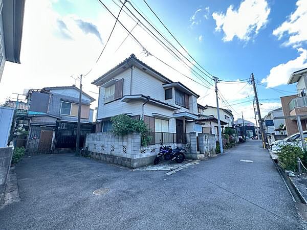 前面道路は4ｍ。角地に立地しており解放感があります。