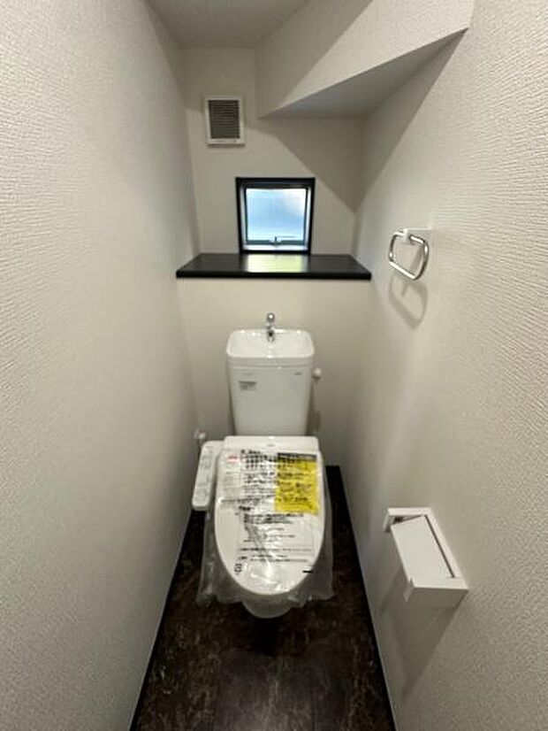 落ち着くダークカラーにまとまるトイレ空間。ここは落ち着く場所にしたいですね。