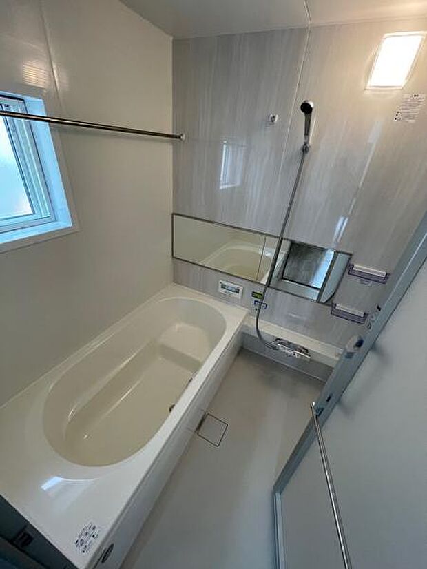 横長ミラーや浴室暖房換気乾燥機付きと機能充実なバスルーム。癒される空間です。