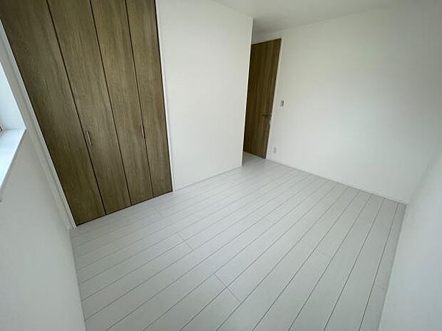 5.8帖の十分な広さが取れたお部屋。インテリアの邪魔をしない室内ドアの位置。広々空間を使えます。