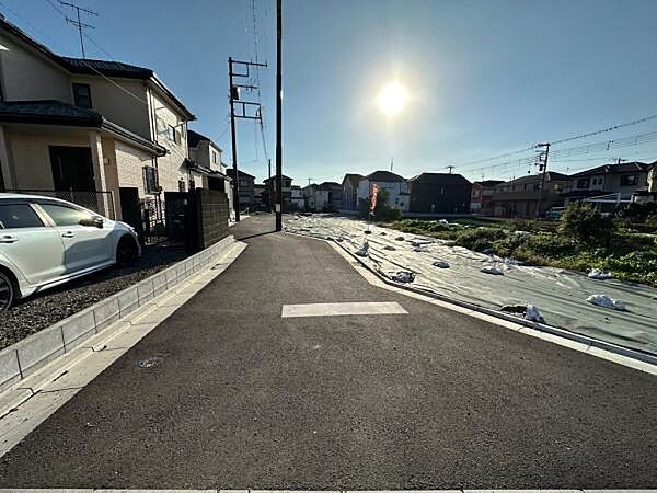 前面道路は4～6ｍ。居住者しか利用しない道路の為安心です。