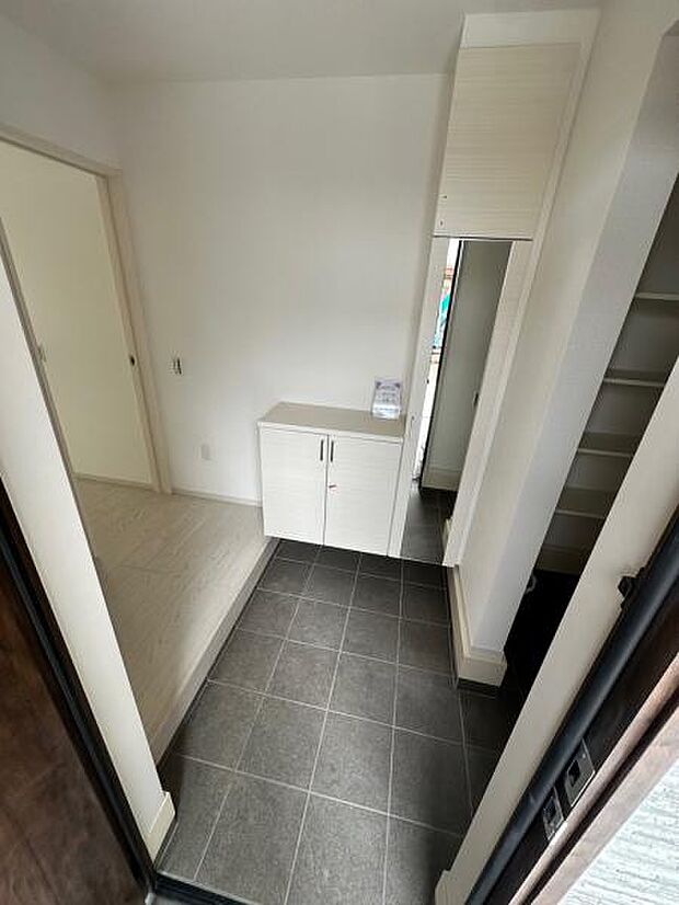 数人で並んで脱ぎ履きもできる玄関。